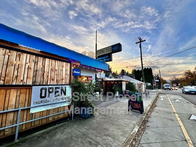 Building Photo - 123 SE 30th Pl