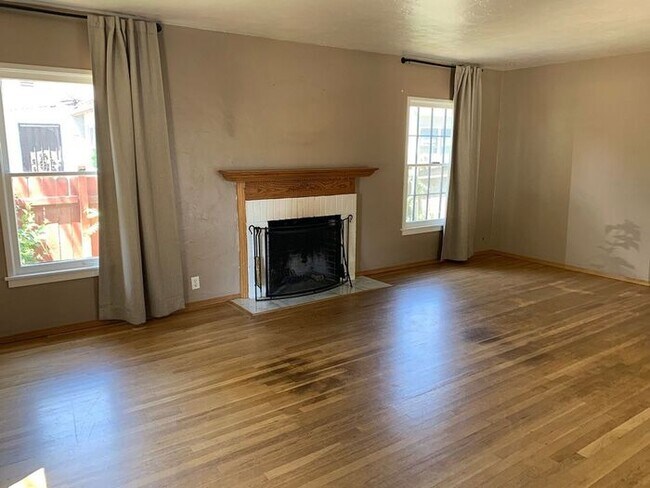Building Photo - Charming Beverly Glen Home for Rent!