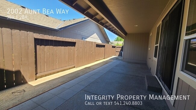 Building Photo - 2002 Aunt Bea Way
