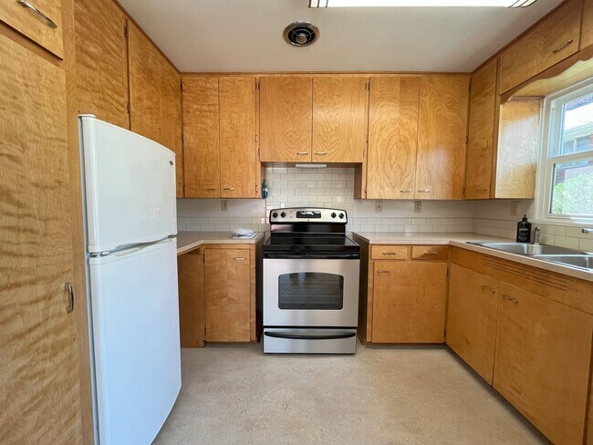 Building Photo - Bright & Spacious 1-Bedroom Duplex with Ha...