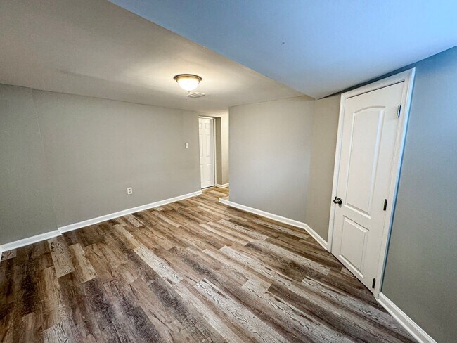 Building Photo - Charming 3 Bed 3 Bath Sitting On A Large Lot In Beautiful Summit Veitch