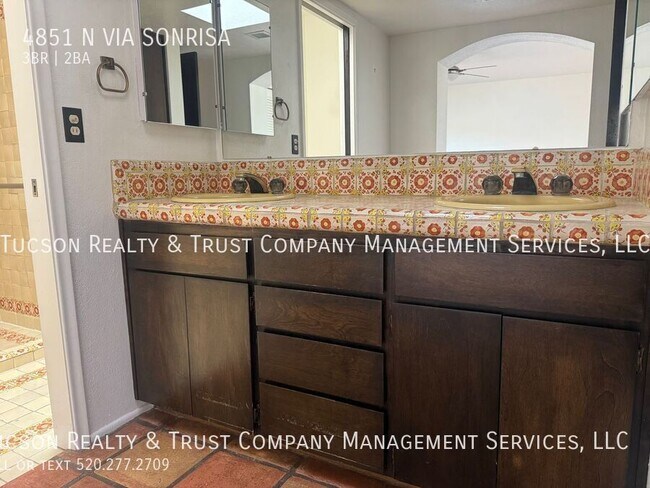 Building Photo - 4851 Vía Sonrisa