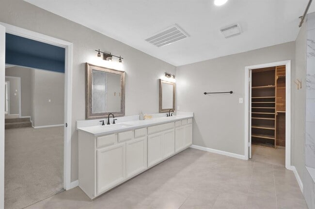 Building Photo - 2811 Crossvine Cir