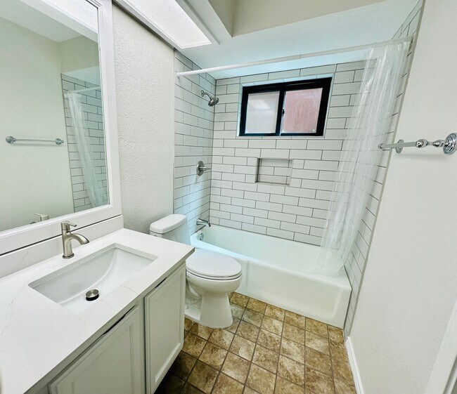 Building Photo - Charming 2 Bed 2 Bath Condo with Nature Vi...