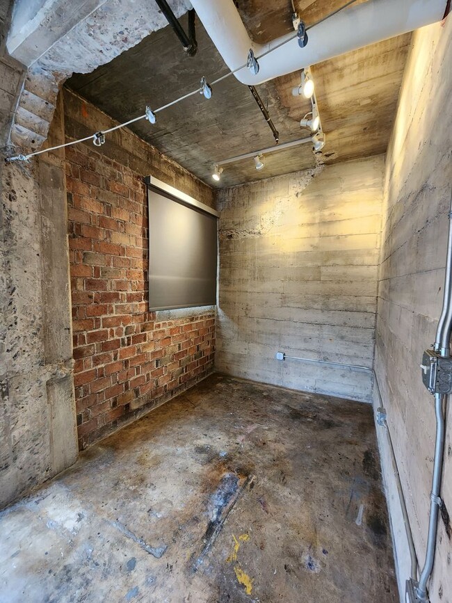 Building Photo - RARELY Available Dakota Lofts Condo! Indus...