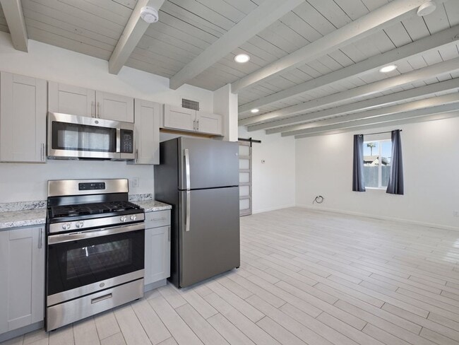 Building Photo - PRICE REDUCTION! – Cats and pets accepted!!