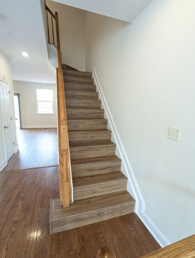 Building Photo - Renovated Townhouse in Frederick ready for...