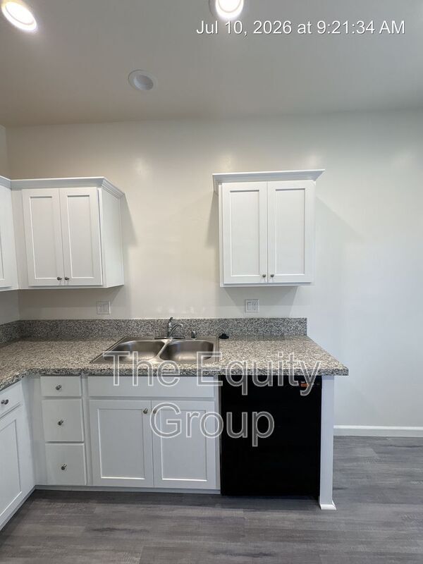 Building Photo - 733 S Pinkham St