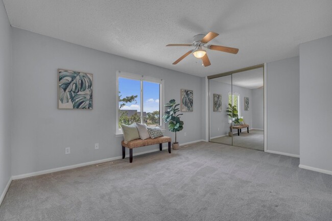 Building Photo - Ready NOW! 1 Block from the Bay! Pet Frien...