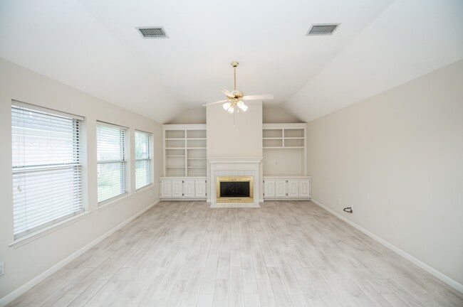 Building Photo - 703 Acacia Pl