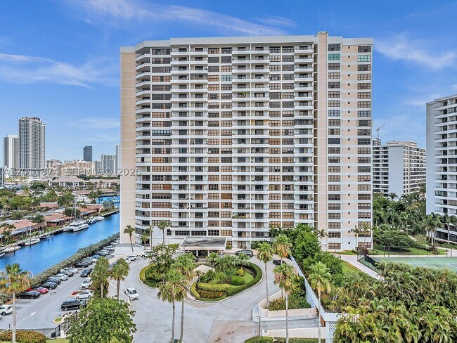 Building Photo - 2500 Parkview Dr