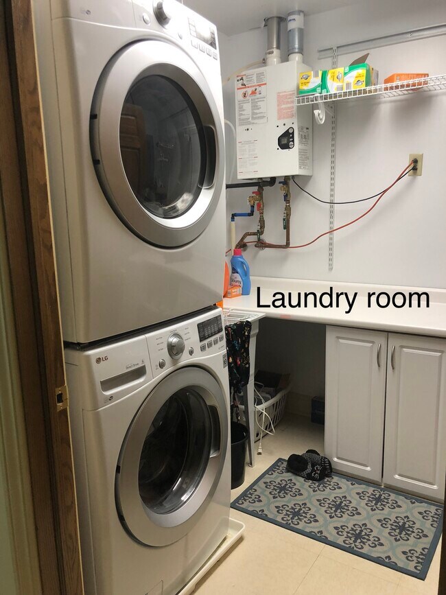 Building Photo - 2 bed / 2 bath UPSTAIRS of triplex