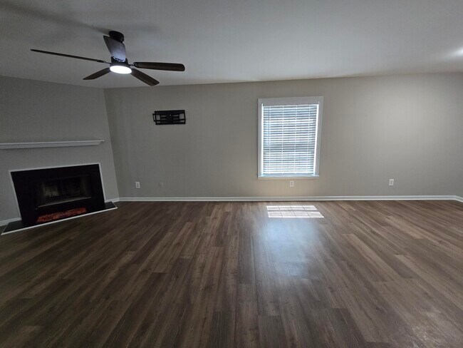 Building Photo - 107 Raintree Ct