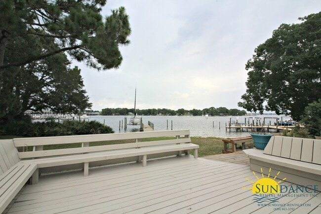 Building Photo - Stunning 3 Bedroom Waterfront Unit in Fort Walton!