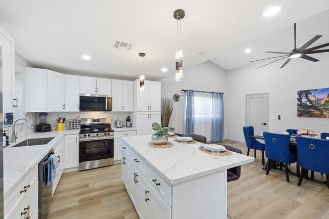 Building Photo - 7926 W Dahlia Dr