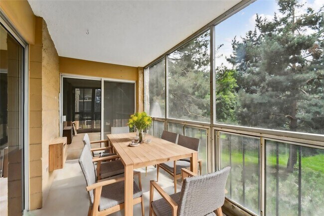 Building Photo - (55+) Newly Renovated 2br Condo in the Heather Gardens Community