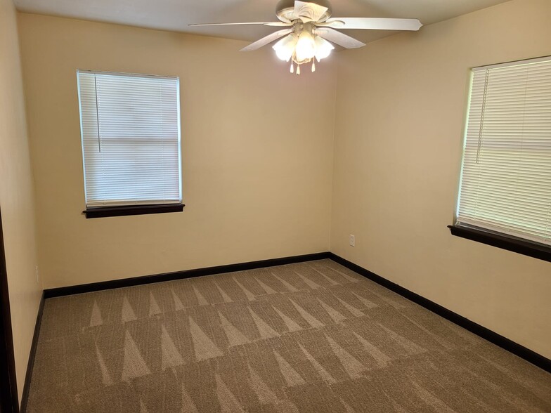 Building Photo - 309 Woodview Ave