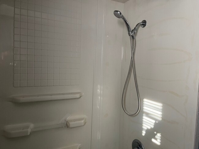 Building Photo - 112 Chicago Rd