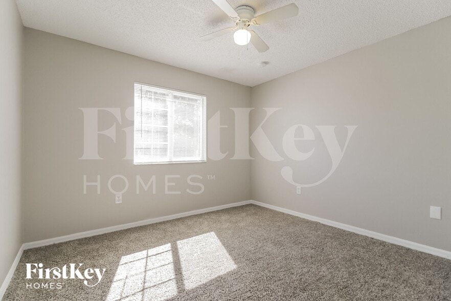 Building Photo - 556 Big Sioux Ct