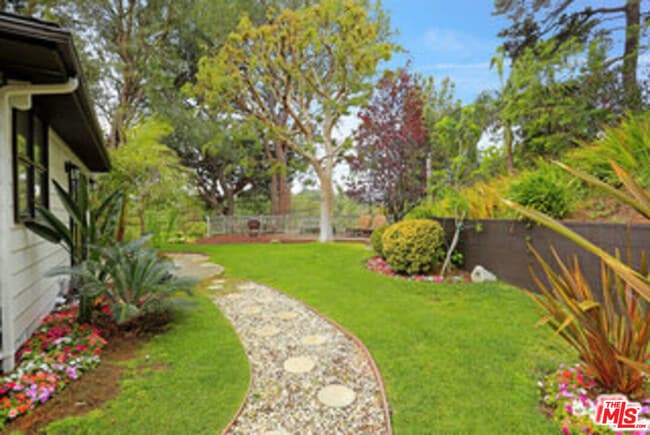 Building Photo - 8049 Briar Summit Dr