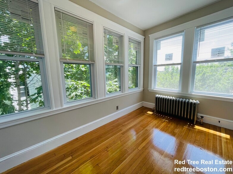 Building Photo - 187 Fellsway W