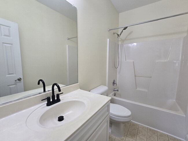 Building Photo - 6 Viburnum Ln