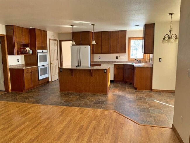 Building Photo - Welcoming 5 bed 3.5 bath South Hills Home