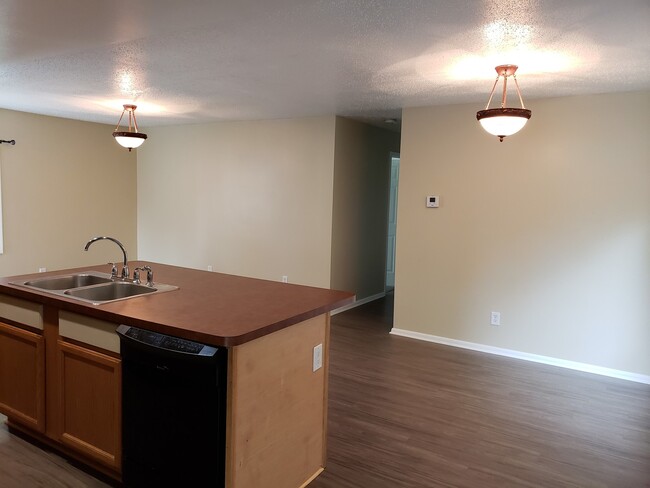 Building Photo - Spacious 3 bedroom, 2 bath Mobile.