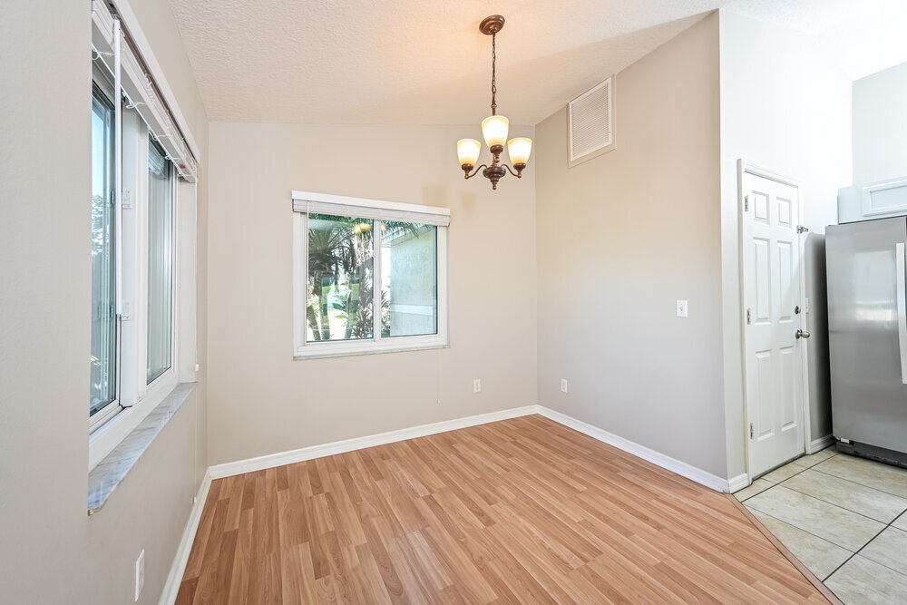 Building Photo - 1323 Hillview Dr