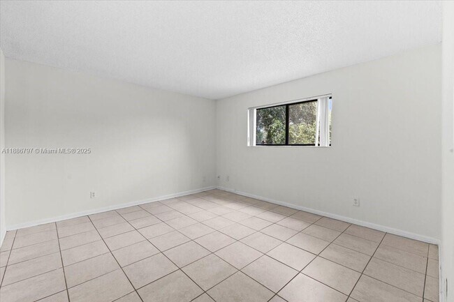 Building Photo - 6900 SW 39th St