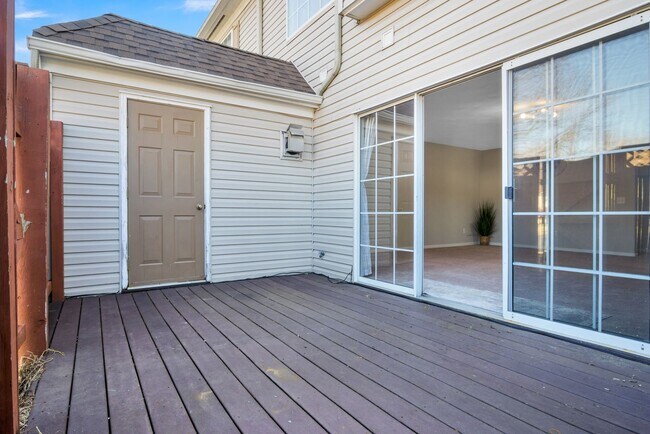 Building Photo - Updated 3-Bed, 2.5-Bath Yorktown Condo with Modern Kitchen, Parking & Community Amenities