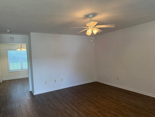 Building Photo - 640 Date Palm Cir