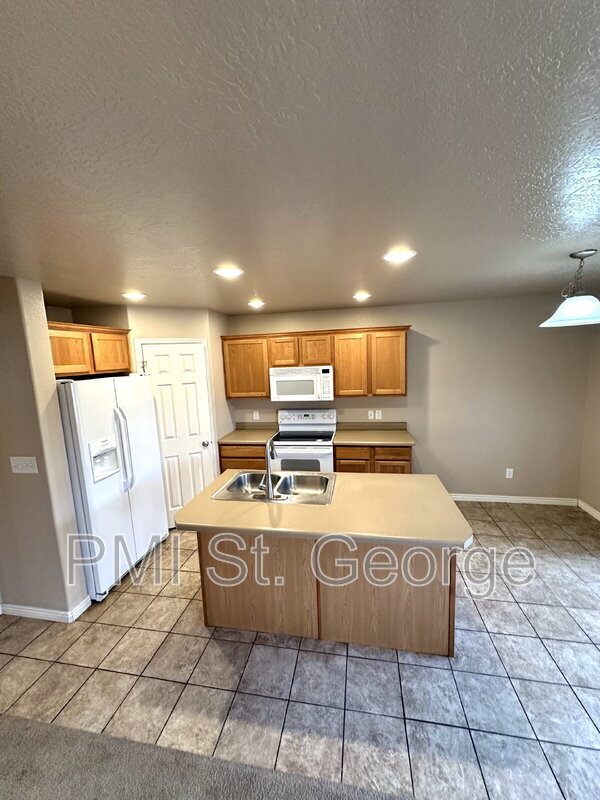 Building Photo - 3155 S Hidden Valley Dr
