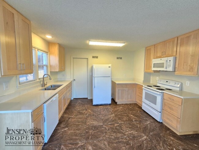 Building Photo - R698