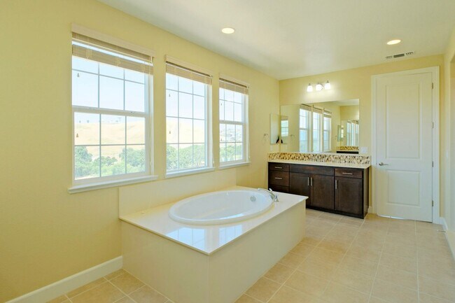 Building Photo - Stunning 5 bedroom, 4 bathroom house locat...