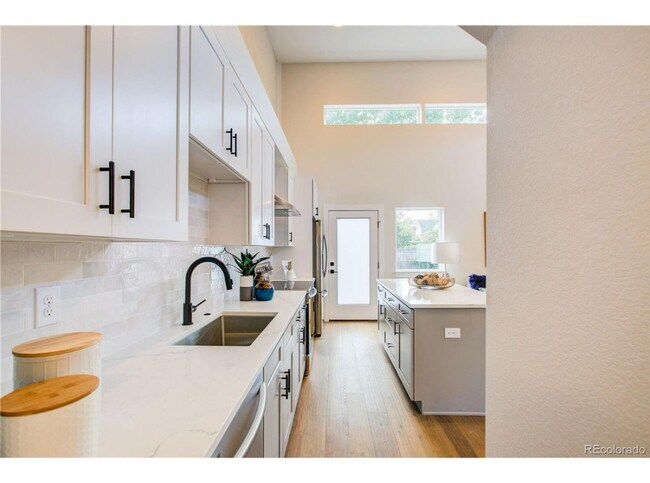 Building Photo - Unbelievable 2 Bed + Den Townhome - The Ul...