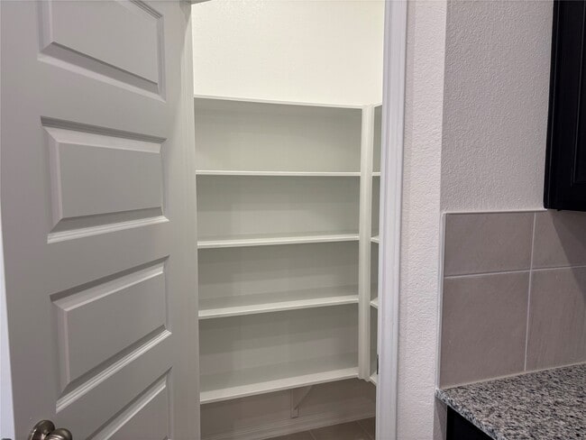 Building Photo - 4872 Sun Fls Dr