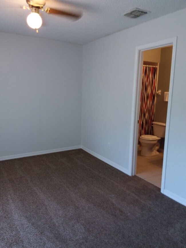 Building Photo - Lexington Square Townhome