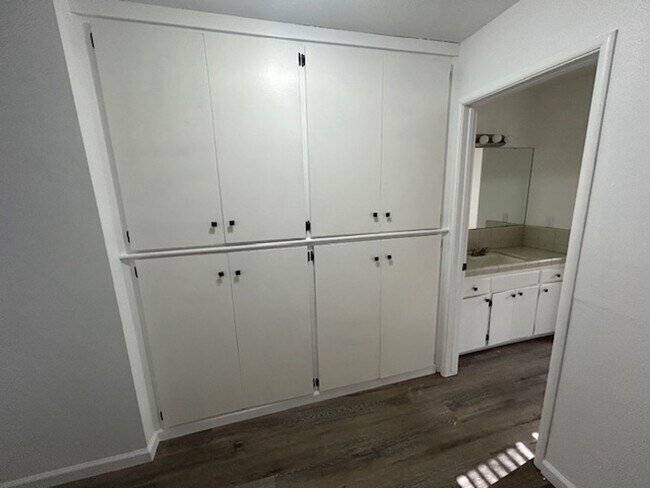 Building Photo - 3 bedroom 2 bathroom with pool!