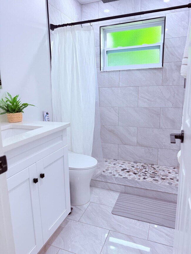 Building Photo - 302 SW Whitmore Dr