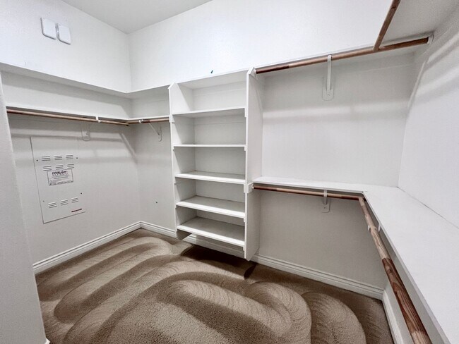 Building Photo - $2,695 Bullard & Hwy 99, 4 Bedroom With So...