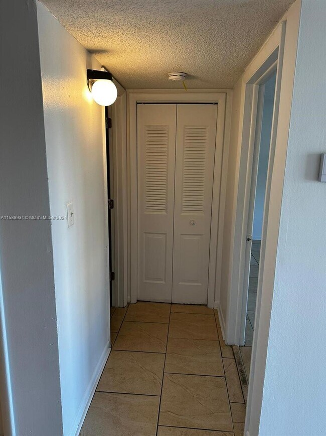Building Photo - 6950 Miami Gardens Dr