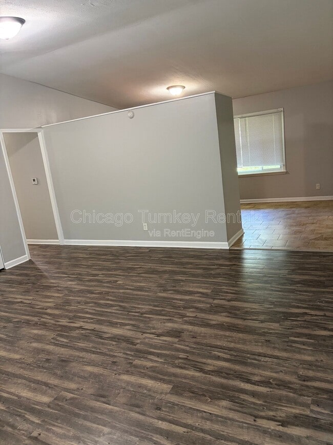Building Photo - 105 S Sycamore Ln