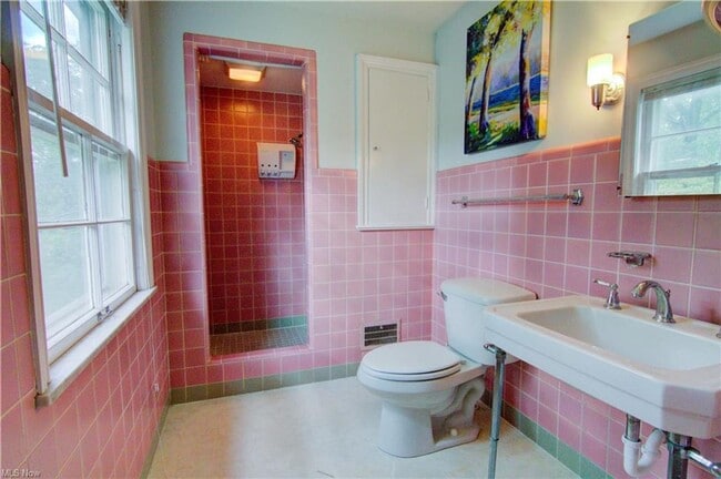 Building Photo - 4 Bed 3.5 Bath in Cleveland Heights - You ...