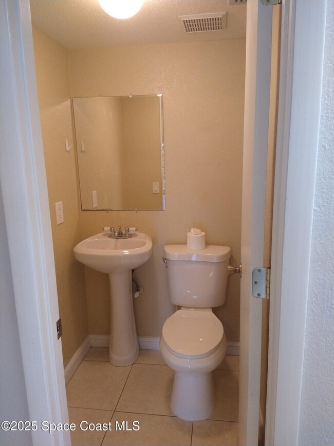 Building Photo - 1020 Pine Tree Dr