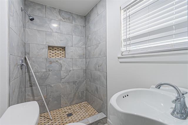 Building Photo - 605 Lloyd