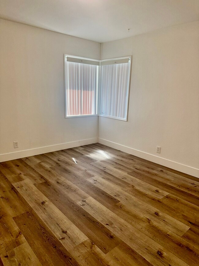 Building Photo - 3874 Arden Dr S