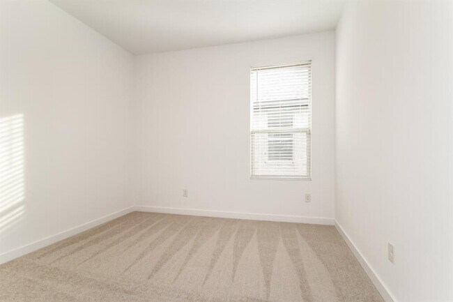 Building Photo - 1908 Ponderosa Pne Ln