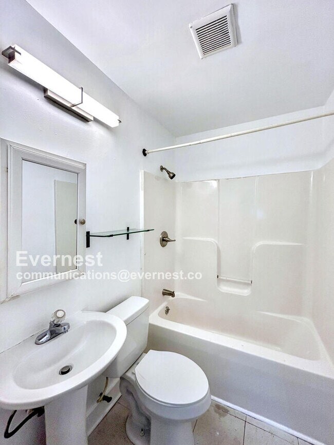Building Photo - 3 Bed, 1 Bath Home with Modern Comforts / ...