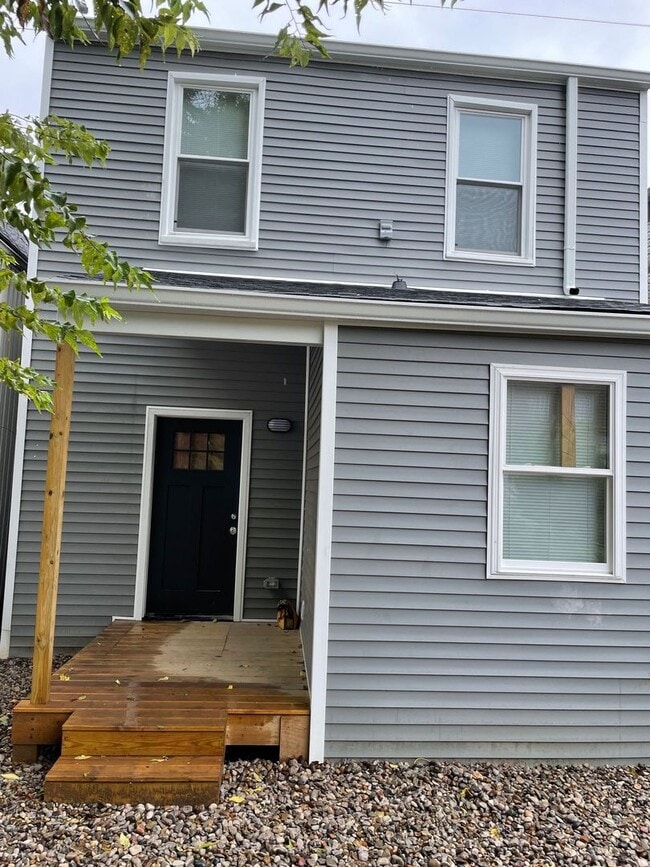 Building Photo - Beautifully  Renovated 2 bed 2 bath Home in Shelby Park!